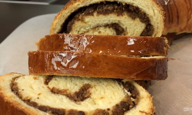 Рецепт рулета с черносливом и орехами в медовой корочке