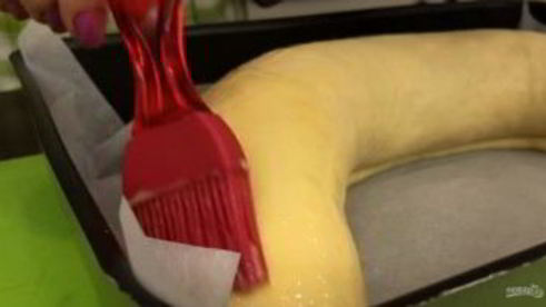 рулет с черносливом и орехами в медовой корочке