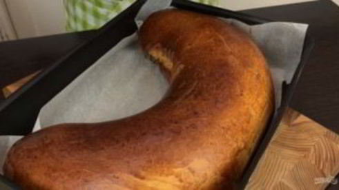 рулет с черносливом и орехами в медовой корочке