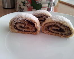 Рулет с финиковым наполнителем и орехами