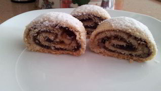 Рулет с финиковым наполнителем и орехами