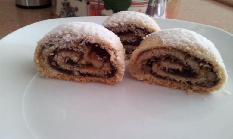 Рецепт рулета с финиковым наполнителем и орехами