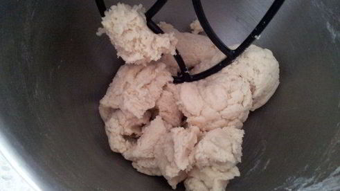 рулет с финиковым наполнителем и орехами