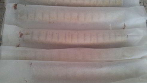 рулет с финиковым наполнителем и орехами