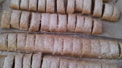 рулет с финиковым наполнителем и орехами