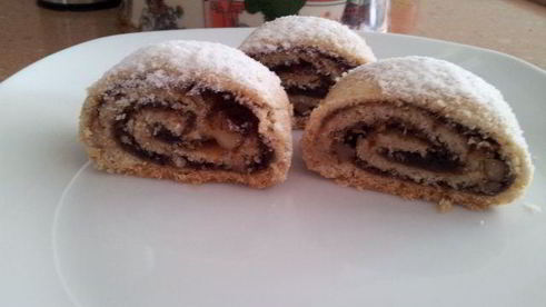 рулет с финиковым наполнителем и орехами