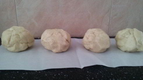 рулет с финиковым наполнителем и орехами