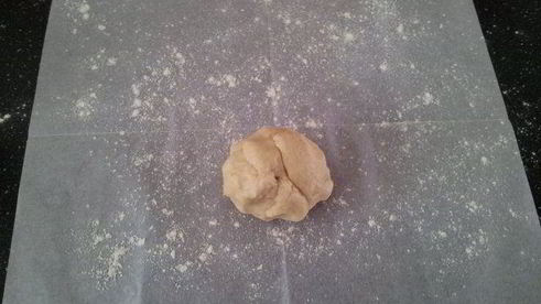 рулет с финиковым наполнителем и орехами