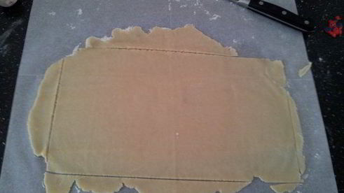 рулет с финиковым наполнителем и орехами