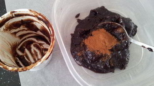 рулет с финиковым наполнителем и орехами