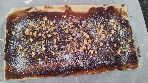 рулет с финиковым наполнителем и орехами