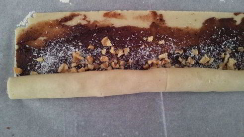 рулет с финиковым наполнителем и орехами