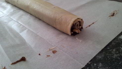 рулет с финиковым наполнителем и орехами