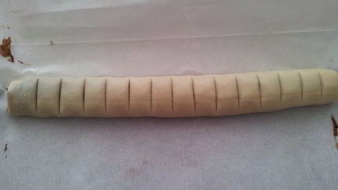 рулет с финиковым наполнителем и орехами