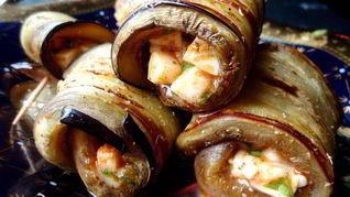 Рулетики из баклажана с моцареллой и соусом песто