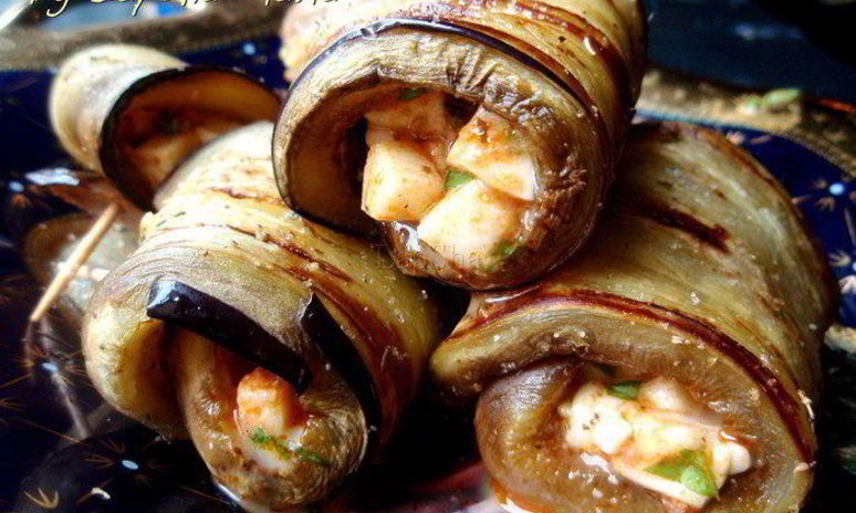 Рецепт рулетиков из баклажана с моцареллой и соусом песто