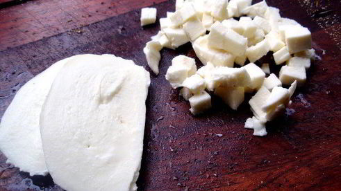 рулетики из баклажана с моцареллой и соусом песто