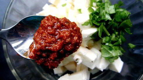 рулетики из баклажана с моцареллой и соусом песто