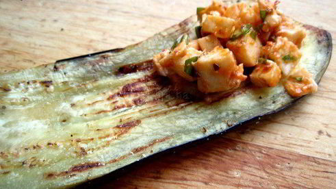 рулетики из баклажана с моцареллой и соусом песто