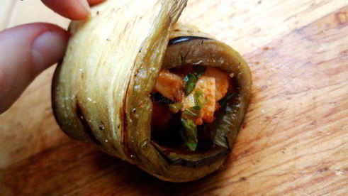 рулетики из баклажана с моцареллой и соусом песто