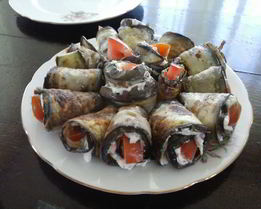 Рулетики из баклажанов с брынзой и помидорами