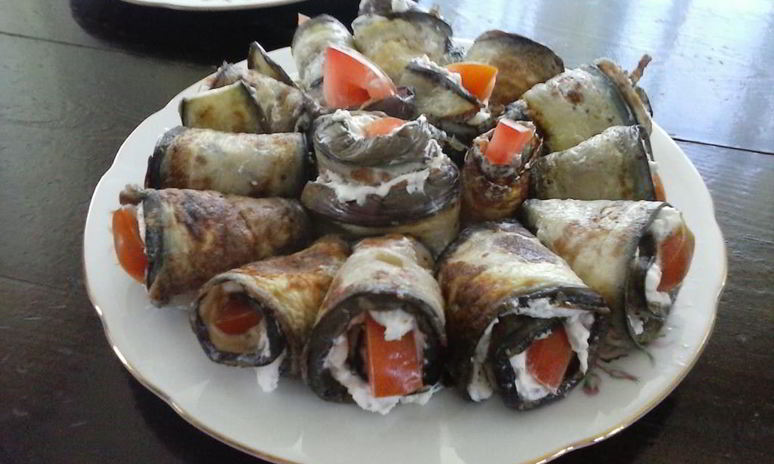 Рецепт рулетиков из баклажанов с брынзой и помидорами