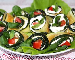 Рулетики из кабачков с помидорами и сыром