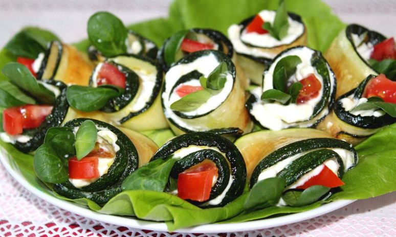 Рецепт рулетиков из кабачков с помидорами и сыром