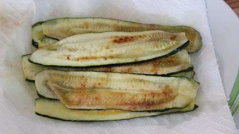 рулетики из кабачков с помидорами и сыром