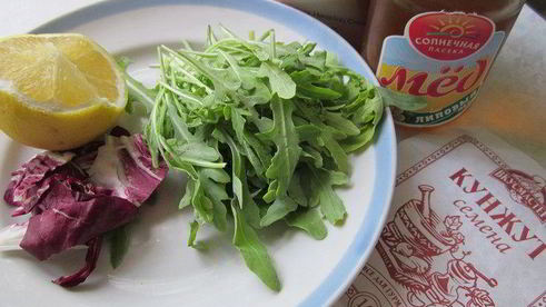 рулетики из кабачков с рыбой и соусом