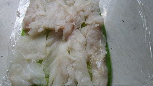 рулетики из кабачков с рыбой и соусом