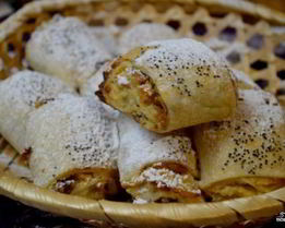 Рулетики из слоеного теста