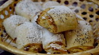 Рулетики из слоеного теста