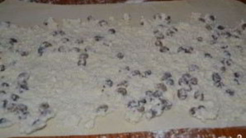 рулетики из слоеного теста