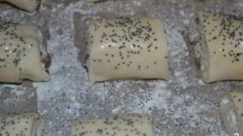 рулетики из слоеного теста