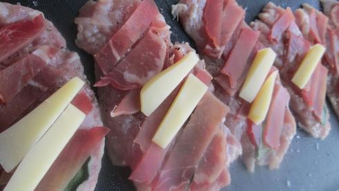 рулетики из свинины в ветчине с пармезаном