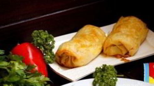 рулетики из теста фило с крабово-сырной начинкой