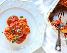 Рулетики с колбасой и сыром в соусе Маринара