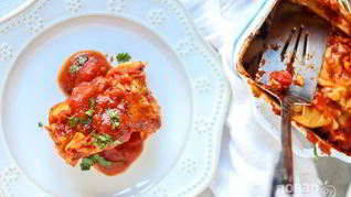 Рулетики с колбасой и сыром в соусе Маринара