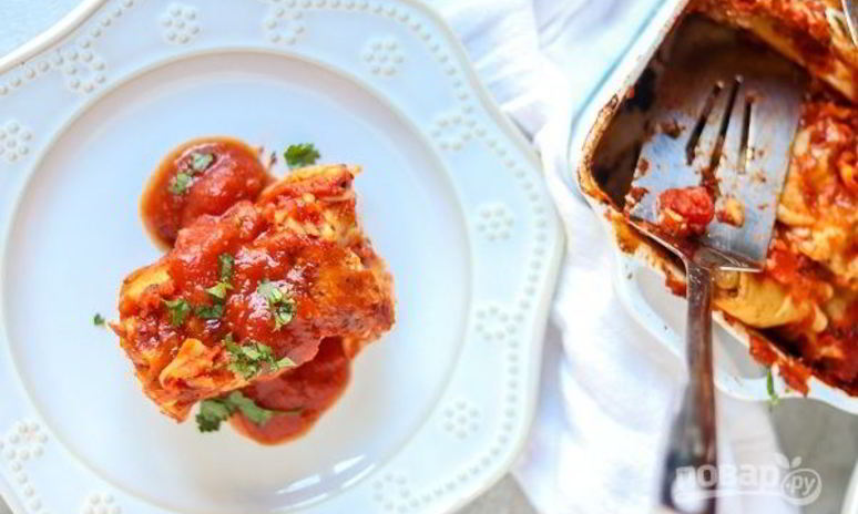 Рецепт рулетиков с колбасой и сыром в соусе маринара