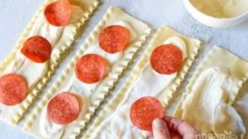 рулетики с колбасой и сыром в соусе маринара