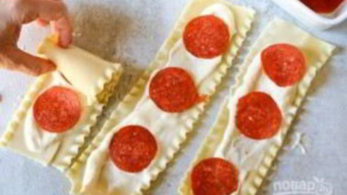 рулетики с колбасой и сыром в соусе маринара