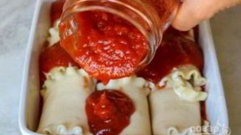 рулетики с колбасой и сыром в соусе маринара