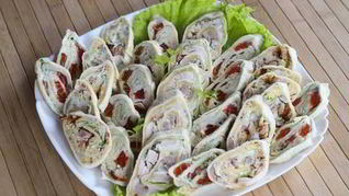 Рулеты с семгой, сыром и красным перцем