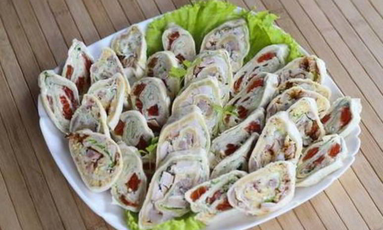 Рецепт рулетов с семгой, сыром и красным перцем