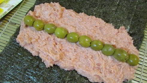 рыбный рулет с оливками