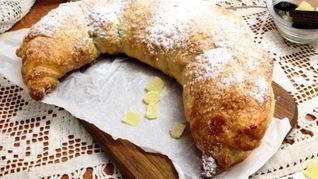 Шоколадный рулет из слоеного теста