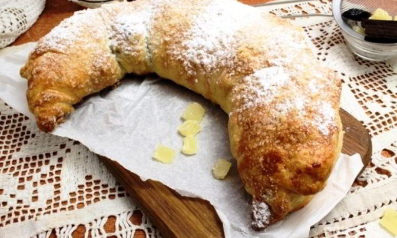 Рецепт шоколадного рулета из слоеного теста