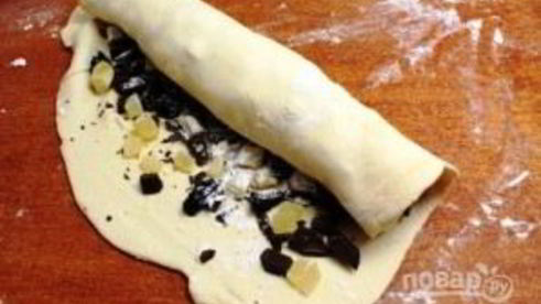 шоколадный рулет из слоеного теста