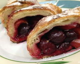 Слоеный рулет с вишней